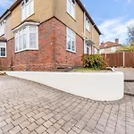 Stunning 4-bed - Garden - Sleeps 14 Дом отдыха *