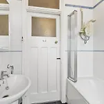 Stunning 4-bed - Garden - Sleeps 14 Бристоль