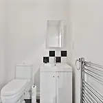 Stunning 4-bed - Garden - Sleeps 14 Бристоль
