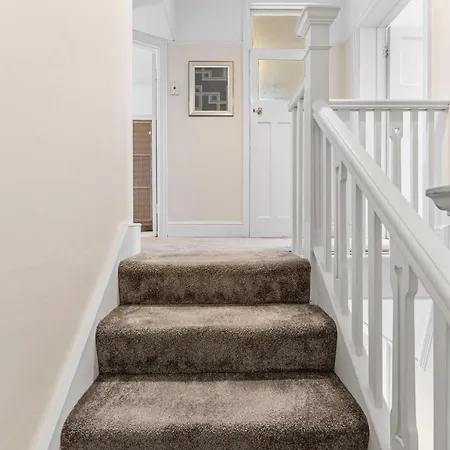 Stunning 4-bed - Garden - Sleeps 14 בית נופש *