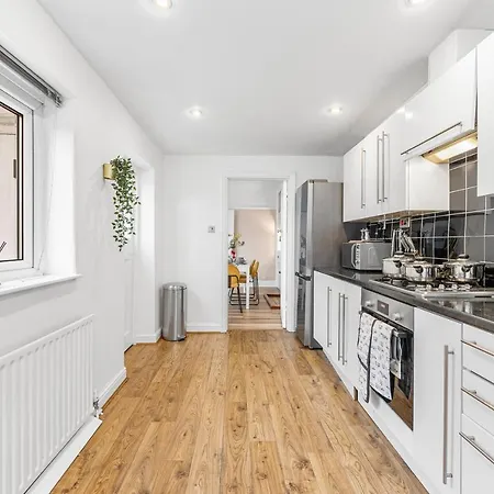 בית נופש Stunning 4-bed - Garden - Sleeps 14 בריסטול