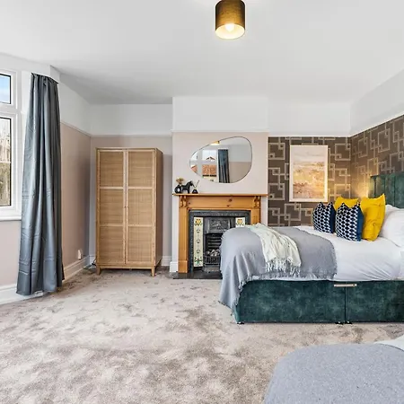 Stunning 4-bed - Garden - Sleeps 14 בית נופש