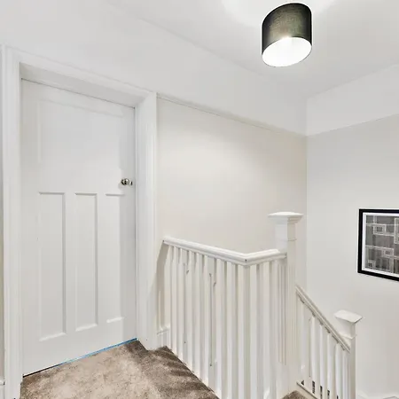 Ferienhaus Stunning 4-bed - Garden - Sleeps 14