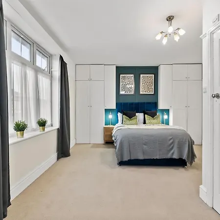 Stunning 4-bed - Garden - Sleeps 14 Ferienhaus