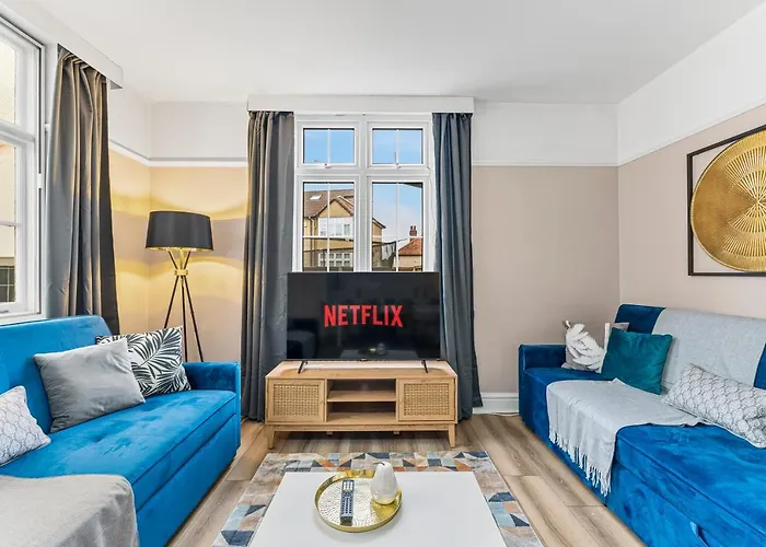 Stunning 4-bed - Garden - Sleeps 14 Casa de Férias *