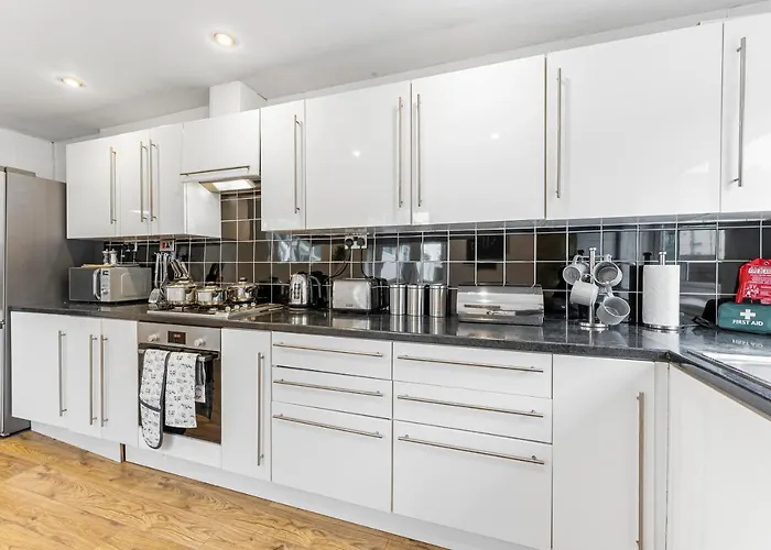 Ferienhaus Stunning 4-bed - Garden - Sleeps 14