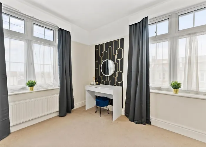 Stunning 4-bed - Garden - Sleeps 14 * Bristol