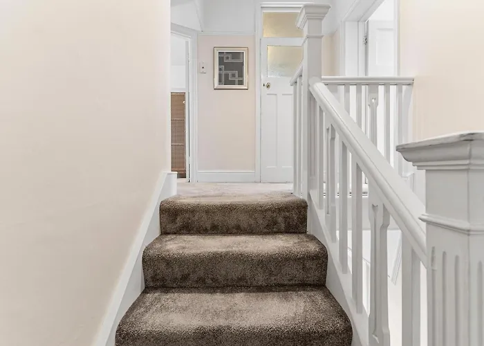 Stunning 4-bed - Garden - Sleeps 14 Casa de Férias *