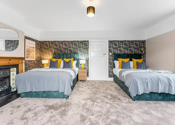 Stunning 4-bed - Garden - Sleeps 14 Bristol