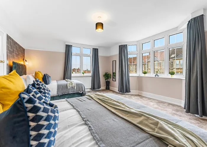 Stunning 4-bed - Garden - Sleeps 14