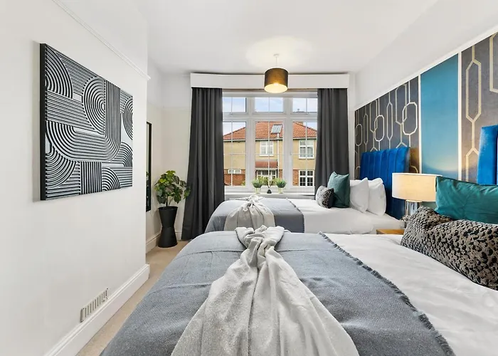 Ferienhaus Stunning 4-bed - Garden - Sleeps 14