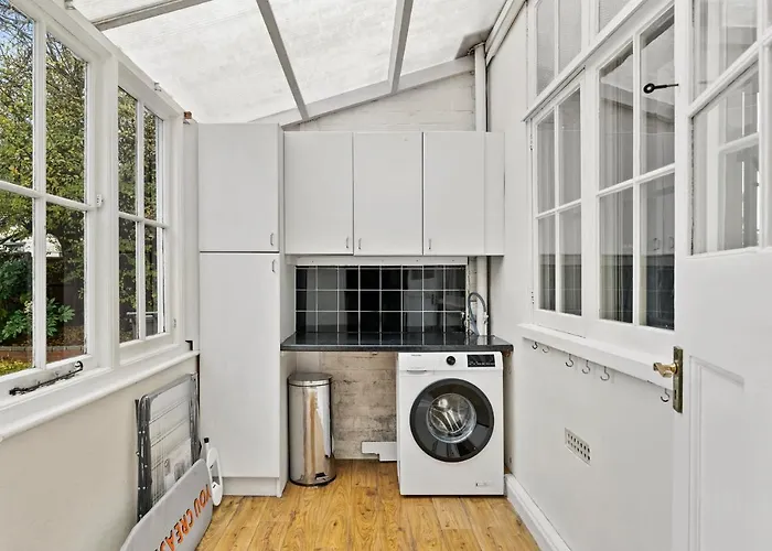 Ferienhaus Stunning 4-bed - Garden - Sleeps 14 Bristol