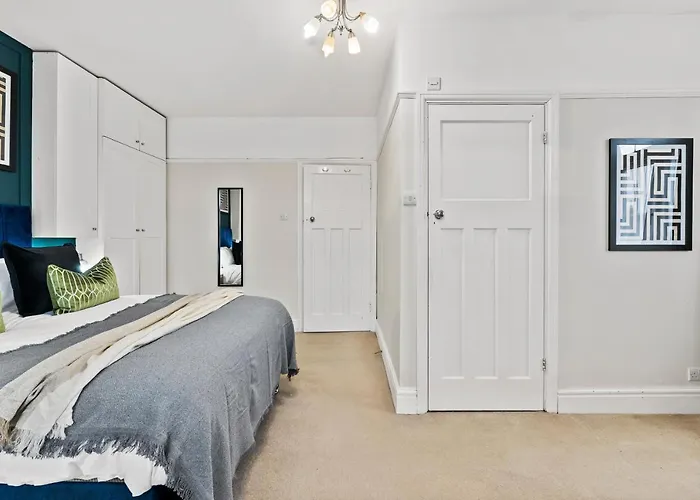 Stunning 4-bed - Garden - Sleeps 14 Ferienhaus