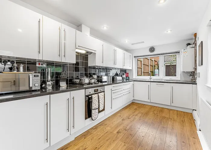 Stunning 4-bed - Garden - Sleeps 14 Ferienhaus *