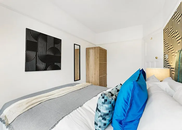 Ferienhaus Stunning 4-bed - Garden - Sleeps 14