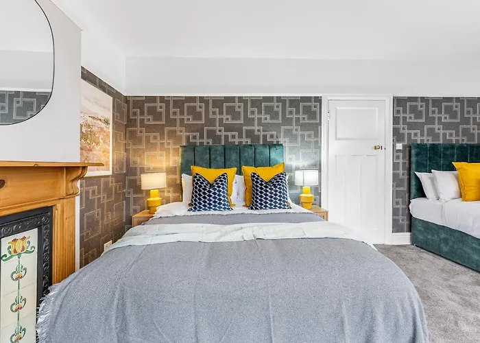 Stunning 4-bed - Garden - Sleeps 14 Ferienhaus