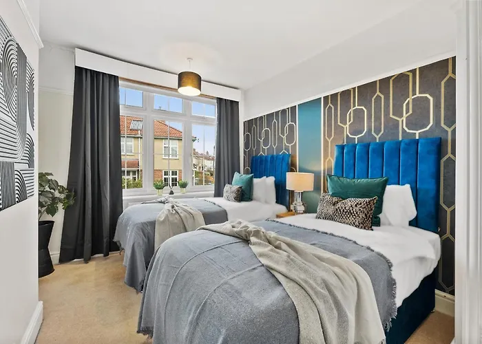 Stunning 4-bed - Garden - Sleeps 14 Casa de Férias