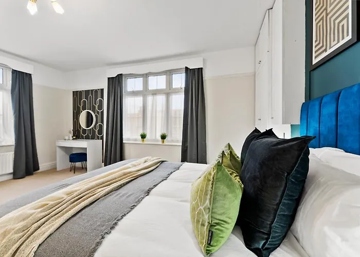 Stunning 4-bed - Garden - Sleeps 14