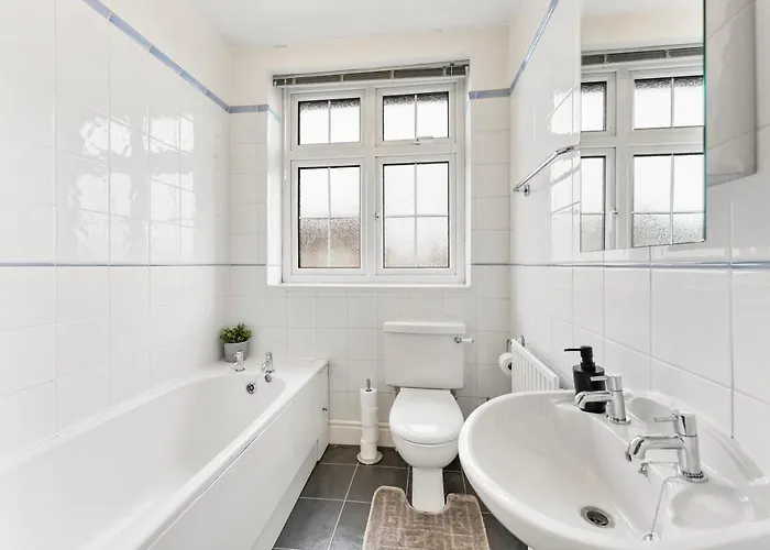 Stunning 4-bed - Garden - Sleeps 14