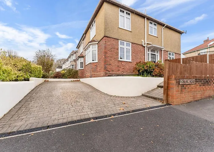 Ferienhaus Stunning 4-bed - Garden - Sleeps 14 Bristol