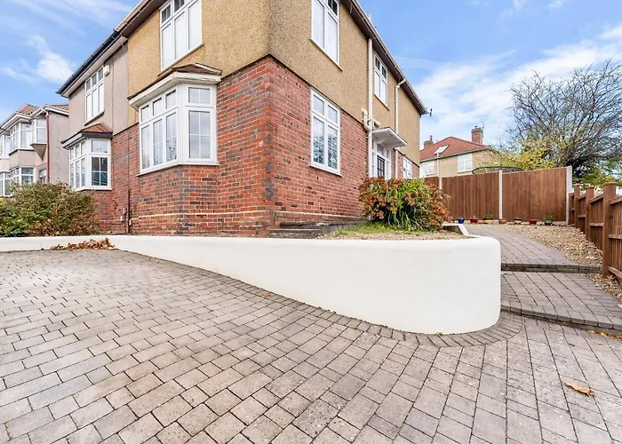 Stunning 4-bed - Garden - Sleeps 14 Casa de Férias *