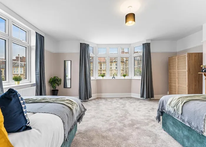 Stunning 4-bed - Garden - Sleeps 14 Bristol