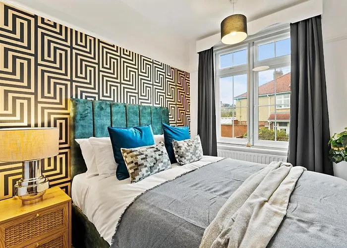 Stunning 4-bed - Garden - Sleeps 14 Ferienhaus Bristol