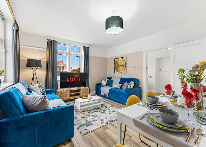 Ferienhaus Stunning 4-bed - Garden - Sleeps 14