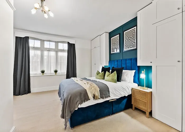 Stunning 4-bed - Garden - Sleeps 14 Ferienhaus Bristol