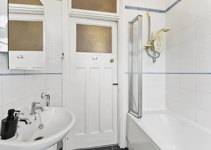 Stunning 4-bed - Garden - Sleeps 14 Bristol