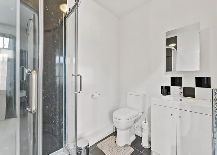 Stunning 4-bed - Garden - Sleeps 14 Bristol