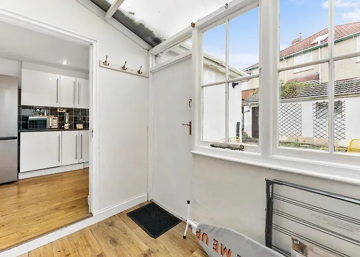 Stunning 4-bed - Garden - Sleeps 14 Ferienhaus *