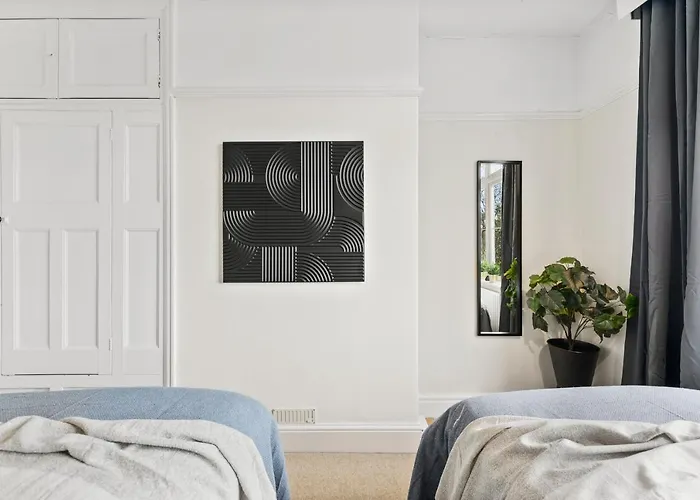 Stunning 4-bed - Garden - Sleeps 14 Ferienhaus Bristol