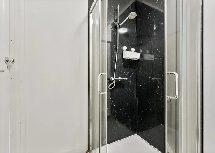 Ferienhaus Stunning 4-bed - Garden - Sleeps 14 *