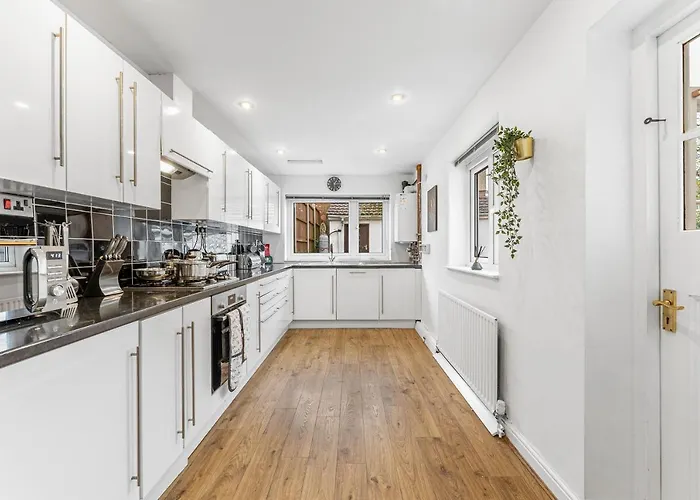 Stunning 4-bed - Garden - Sleeps 14