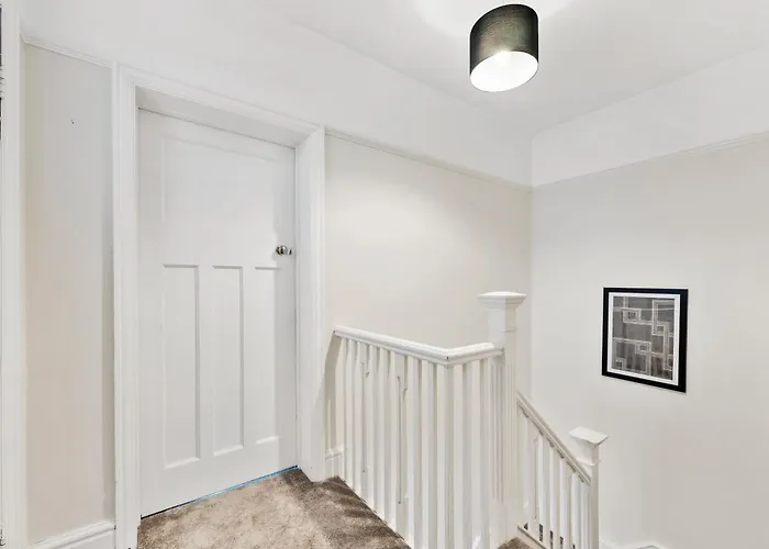 Ferienhaus Stunning 4-bed - Garden - Sleeps 14