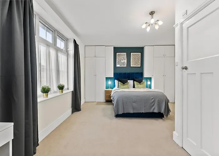 Stunning 4-bed - Garden - Sleeps 14 Ferienhaus