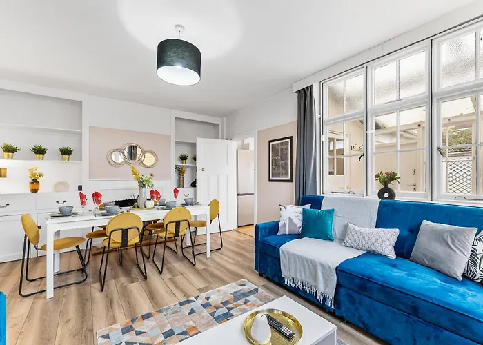 Stunning 4-bed - Garden - Sleeps 14 Ferienhaus