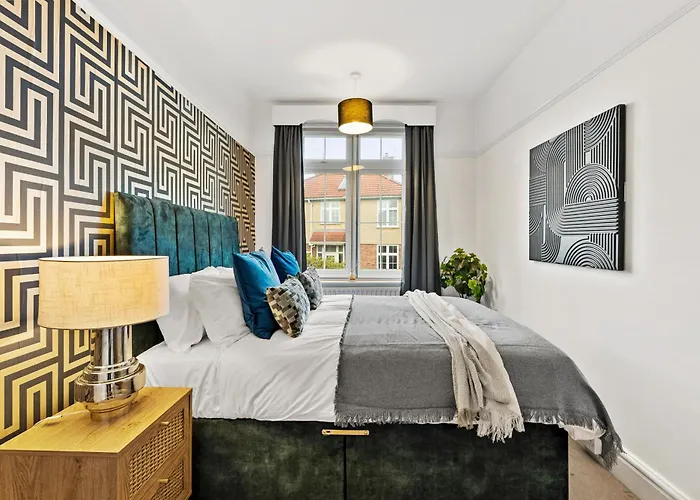 Stunning 4-bed - Garden - Sleeps 14 * Bristol